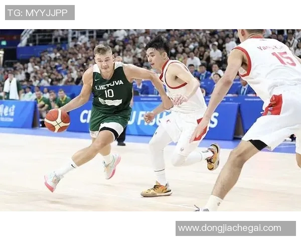 中国男篮对决立陶宛全力以赴争夺胜利展现篮球魅力与团队精神